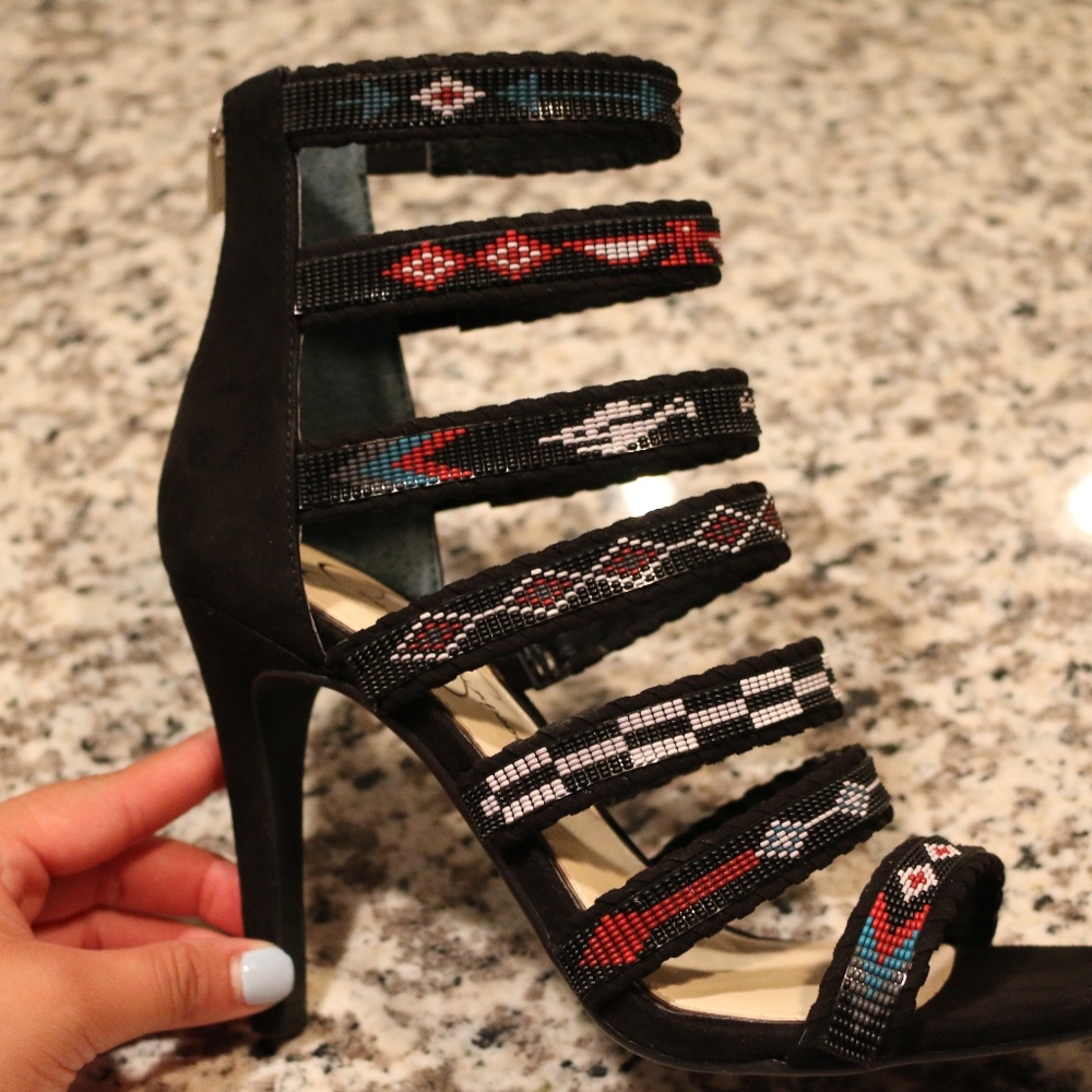 JESSICA SIMPSON: BLACK HEELS
